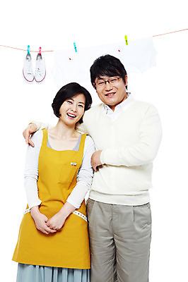 포토 JPG 스튜디오촬영 라이프스타일 부부 커플 옷 여자 남자 행복 40대 중년 포즈 운동화 신발 티셔츠 가사 모션 중년라이프 어깨동무 실내 사랑 서기 미소 웃음 누끼 사람 동양인 상반신 성인 두명 라이프 앞치마 화목 다정 한국인 빨래 빨랫줄 주부 중년부부 빨래집게 빨래널기 중년만 국내포토 감정 줄 컨셉 셔츠 관계 표정 집게 인종 내부 생활 성인만 파일형식