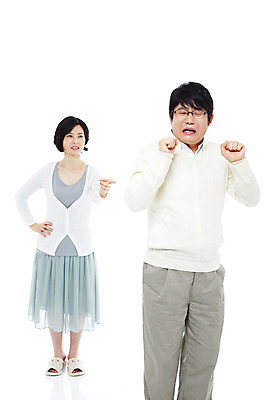 포토 JPG 스튜디오촬영 전신 라이프스타일 부부 커플 여자 남자 40대 중년 포즈 모션 중년라이프 슬리퍼 실내 실내화 서기 누끼 사람 동양인 손짓 성인 두명 라이프 한국인 분노 가리킴 찡그림 싸움 중년부부 부부싸움 잔소리 싫은 중년만 국내포토 감정 신발 관계 표정 인종 내부 생활 성인만 파일형식