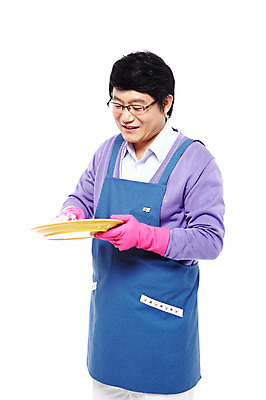 포토 JPG 스튜디오촬영 라이프스타일 그릇 접시 남자 40대 중년 포즈 가사 모션 중년라이프 실내 한명 서기 미소 웃음 들기 누끼 사람 동양인 상반신 성인 라이프 앞치마 거품 한국인 설거지 고무장갑 남자만 남자한명만 중년만 중년남자만 중년남자한명만 국내포토 1 식기 장갑 표정 인종 내부 생활 고무 성인만 파일형식