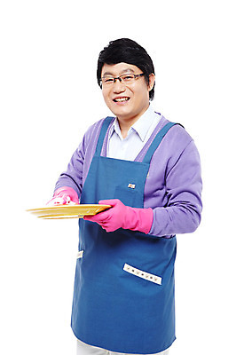 포토 JPG 스튜디오촬영 라이프스타일 그릇 접시 남자 40대 중년 포즈 가사 모션 중년라이프 실내 한명 서기 미소 웃음 들기 누끼 사람 동양인 상반신 성인 라이프 앞치마 거품 한국인 설거지 고무장갑 남자만 남자한명만 중년만 중년남자만 중년남자한명만 국내포토 1 식기 장갑 표정 인종 내부 생활 고무 성인만 파일형식