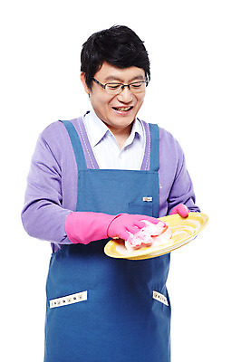 포토 JPG 스튜디오촬영 라이프스타일 그릇 접시 남자 40대 중년 포즈 가사 모션 중년라이프 실내 한명 서기 미소 웃음 들기 누끼 사람 동양인 상반신 성인 라이프 앞치마 거품 한국인 설거지 고무장갑 남자만 남자한명만 중년만 중년남자만 중년남자한명만 국내포토 1 식기 장갑 표정 인종 내부 생활 고무 성인만 파일형식