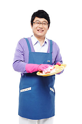 포토 JPG 스튜디오촬영 라이프스타일 그릇 접시 남자 40대 중년 포즈 가사 모션 중년라이프 실내 한명 서기 미소 웃음 들기 누끼 사람 동양인 상반신 성인 라이프 앞치마 거품 한국인 설거지 고무장갑 남자만 남자한명만 중년만 중년남자만 중년남자한명만 국내포토 1 식기 장갑 표정 인종 내부 생활 고무 성인만 파일형식