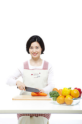 포토 JPG 스튜디오촬영 라이프스타일 그릇 여자 40대 중년 포즈 가사 채소 오렌지 식재료 모션 중년라이프 탁자 피망 파프리카 도마 실내 요리 한명 미소 웃음 누끼 사람 동양인 상반신 성인 라이프 앞치마 당근 한국인 칼 브로콜리 주부 여자만 여자한명만 중년만 중년여자만 중년여자한명만 국내포토 1 식기 가구 과일 주방용품 뿌리채소 표정 인종 내부 생활 성인만 파일형식