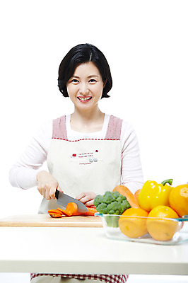 포토 JPG 스튜디오촬영 라이프스타일 그릇 여자 40대 중년 포즈 가사 채소 오렌지 식재료 모션 중년라이프 탁자 피망 파프리카 도마 실내 요리 한명 미소 웃음 누끼 사람 동양인 상반신 성인 라이프 앞치마 당근 한국인 칼 브로콜리 주부 여자만 여자한명만 중년만 중년여자만 중년여자한명만 국내포토 1 식기 가구 과일 주방용품 뿌리채소 표정 인종 내부 생활 성인만 파일형식