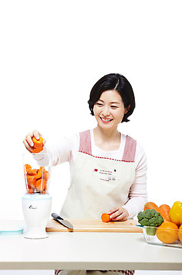 포토 JPG 스튜디오촬영 라이프스타일 여자 40대 중년 포즈 가사 채소 오렌지 식재료 모션 중년라이프 탁자 피망 잔 파프리카 도마 실내 요리 한명 미소 웃음 누끼 사람 동양인 상반신 성인 라이프 컵 앞치마 주스 당근 한국인 칼 야채주스 브로콜리 믹서 주부 여자만 여자한명만 중년만 중년여자만 중년여자한명만 국내포토 1 식기 음료 가구 과일 주방용품 뿌리채소 표정 인종 내부 생활 성인만 파일형식