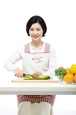 포토 JPG 스튜디오촬영 라이프스타일 그릇 여자 40대 중년 포즈 가사 채소 오렌지 식재료 모션 중년라이프 탁자 피망 오이 파프리카 도마 실내 요리 한명 미소 웃음 누끼 사람 동양인 상반신 성인 라이프 앞치마 당근 한국인 칼 브로콜리 주부 여자만 여자한명만 중년만 중년여자만 중년여자한명만 국내포토 1 식기 가구 과일 주방용품 뿌리채소 표정 인종 내부 생활 성인만 파일형식