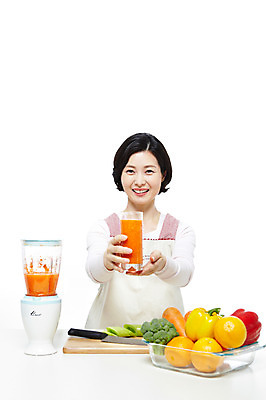 포토 JPG 스튜디오촬영 라이프스타일 그릇 여자 40대 중년 포즈 가사 채소 오렌지 식재료 모션 중년라이프 탁자 피망 오이 잔 파프리카 도마 실내 요리 한명 미소 웃음 들기 누끼 사람 동양인 상반신 성인 라이프 컵 앞치마 주스 당근 한국인 칼 야채주스 브로콜리 믹서 주부 여자만 여자한명만 중년만 중년여자만 중년여자한명만 국내포토 1 식기 음료 가구 과일 주방용품 뿌리채소 표정 인종 내부 생활 성인만 파일형식