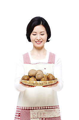 포토 JPG 스튜디오촬영 라이프스타일 여자 40대 중년 포즈 가사 채소 식재료 모션 중년라이프 감자 실내 요리 한명 서기 미소 웃음 들기 누끼 사람 동양인 상반신 성인 라이프 바구니 소쿠리 앞치마 한국인 주부 여자만 여자한명만 중년만 중년여자만 중년여자한명만 국내포토 1 표정 인종 내부 생활 성인만 파일형식