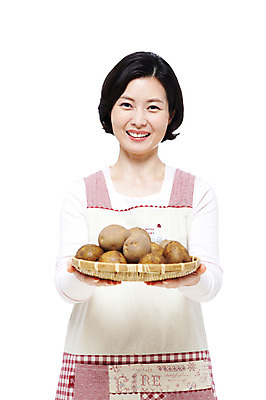 포토 JPG 스튜디오촬영 라이프스타일 여자 40대 중년 포즈 가사 채소 식재료 모션 중년라이프 감자 실내 요리 한명 서기 미소 웃음 들기 누끼 사람 동양인 상반신 성인 라이프 바구니 소쿠리 앞치마 한국인 주부 여자만 여자한명만 중년만 중년여자만 중년여자한명만 국내포토 1 표정 인종 내부 생활 성인만 파일형식