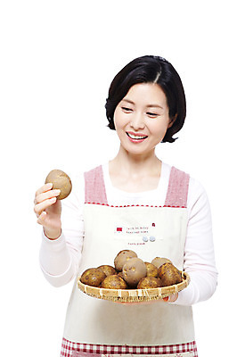 포토 JPG 스튜디오촬영 라이프스타일 여자 40대 중년 포즈 가사 채소 식재료 모션 중년라이프 감자 실내 요리 한명 서기 미소 웃음 들기 누끼 사람 동양인 상반신 성인 라이프 바구니 소쿠리 앞치마 한국인 주부 여자만 여자한명만 중년만 중년여자만 중년여자한명만 국내포토 1 표정 인종 내부 생활 성인만 파일형식
