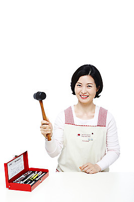 포토 JPG 스튜디오촬영 라이프스타일 여자 40대 중년 포즈 가사 모션 중년라이프 실내 한명 서기 미소 웃음 들기 누끼 사람 동양인 상반신 성인 라이프 앞치마 한국인 공구 드라이버 공구함 주부 여자만 여자한명만 중년만 중년여자만 중년여자한명만 국내포토 1 표정 인종 내부 생활 도구 성인만 파일형식