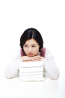 포토 JPG 스튜디오촬영 라이프스타일 여자 40대 중년 포즈 가사 생각 모션 중년라이프 실내 한명 서기 미소 웃음 누끼 사람 동양인 상반신 성인 라이프 수건 쌓기 한국인 고민 주부 여자만 여자한명만 중년만 중년여자만 중년여자한명만 국내포토 1 감정 표정 인종 내부 생활 위생용품 성인만 파일형식