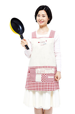 포토 JPG 스튜디오촬영 라이프스타일 여자 40대 중년 포즈 가사 모션 중년라이프 주방용품 실내 요리 한명 서기 미소 웃음 들기 누끼 사람 동양인 상반신 성인 라이프 앞치마 한국인 프라이팬 주부 여자만 여자한명만 중년만 중년여자만 중년여자한명만 국내포토 1 생활용품 표정 인종 내부 생활 성인만 파일형식