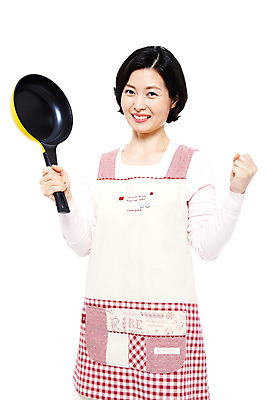 포토 JPG 스튜디오촬영 라이프스타일 여자 40대 중년 포즈 가사 모션 중년라이프 주방용품 실내 요리 한명 서기 미소 웃음 들기 누끼 사람 동양인 상반신 성인 라이프 파이팅 앞치마 주먹 한국인 프라이팬 주부 여자만 여자한명만 중년만 중년여자만 중년여자한명만 국내포토 1 생활용품 표정 인종 내부 생활 성인만 파일형식