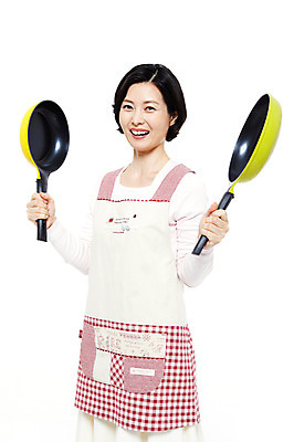 포토 JPG 스튜디오촬영 라이프스타일 여자 40대 중년 포즈 가사 모션 중년라이프 주방용품 실내 요리 한명 서기 미소 웃음 들기 누끼 사람 동양인 상반신 성인 라이프 앞치마 한국인 프라이팬 주부 여자만 여자한명만 중년만 중년여자만 중년여자한명만 국내포토 1 생활용품 표정 인종 내부 생활 성인만 파일형식