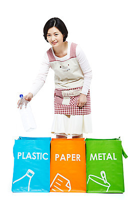 포토 JPG 스튜디오촬영 라이프스타일 여자 40대 중년 포즈 가사 모션 중년라이프 실내 한명 서기 미소 웃음 누끼 사람 동양인 상반신 성인 라이프 앞치마 재활용 한국인 쓰레기 플라스틱 주부 분리수거 페트병 분리수거함 여자만 여자한명만 중년만 중년여자만 중년여자한명만 국내포토 1 재질 표정 인종 내부 생활 친환경 수거함 병_담는 성인만 파일형식