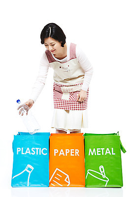 포토 JPG 스튜디오촬영 라이프스타일 여자 40대 중년 포즈 가사 모션 중년라이프 실내 한명 서기 미소 웃음 누끼 사람 동양인 상반신 성인 라이프 앞치마 재활용 한국인 쓰레기 플라스틱 주부 분리수거 페트병 분리수거함 여자만 여자한명만 중년만 중년여자만 중년여자한명만 국내포토 1 재질 표정 인종 내부 생활 친환경 수거함 병_담는 성인만 파일형식