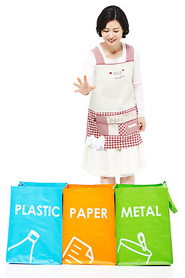 포토 JPG 스튜디오촬영 전신 라이프스타일 여자 종이 40대 중년 포즈 가사 모션 중년라이프 실내 한명 서기 미소 웃음 누끼 사람 동양인 상반신 성인 라이프 앞치마 재활용 한국인 쓰레기 주부 분리수거 분리수거함 구김 여자만 여자한명만 중년만 중년여자만 중년여자한명만 국내포토 1 표정 인종 내부 생활 친환경 수거함 성인만 파일형식