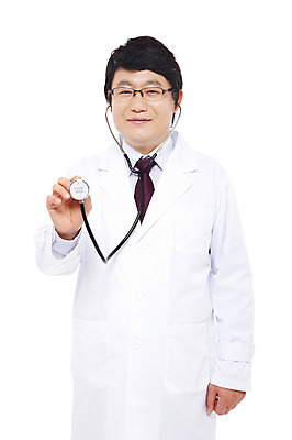 포토 JPG 스튜디오촬영 직업 라이프스타일 남자 40대 중년 포즈 의학 청진기 의료기기 모션 중년라이프 실내 한명 서기 미소 웃음 누끼 사람 동양인 손짓 상반신 성인 라이프 치료 진료 한국인 의사 의료용품 가운 의사가운 남자만 남자한명만 중년만 중년남자만 중년남자한명만 국내포토 1 옷 표정 인종 내부 생활 의료진 성인만 파일형식