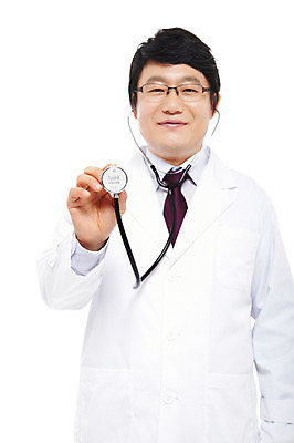 포토 JPG 스튜디오촬영 직업 라이프스타일 남자 40대 중년 포즈 의학 청진기 의료기기 모션 중년라이프 실내 한명 서기 미소 웃음 누끼 사람 동양인 손짓 상반신 성인 라이프 치료 진료 한국인 의사 의료용품 가운 의사가운 남자만 남자한명만 중년만 중년남자만 중년남자한명만 국내포토 1 옷 표정 인종 내부 생활 의료진 성인만 파일형식