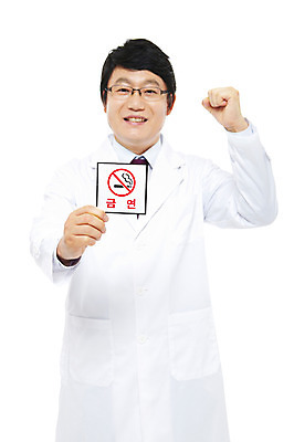 포토 JPG 스튜디오촬영 직업 라이프스타일 남자 40대 중년 포즈 의학 모션 중년라이프 안내 실내 경고 한명 서기 미소 웃음 누끼 사람 동양인 손짓 상반신 성인 라이프 치료 파이팅 주먹 한국인 의사 금지 가운 의사가운 알림 금연 금연표지판 남자만 남자한명만 중년만 중년남자만 중년남자한명만 국내포토 1 옷 캠페인 표정 인종 내부 생활 의료진 표지판 사회이슈 성인만 파일형식