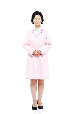 포토 JPG 스튜디오촬영 전신 직업 라이프스타일 여자 40대 중년 포즈 의학 모션 중년라이프 안내 실내 한명 서기 미소 웃음 누끼 사람 동양인 성인 라이프 치료 한국인 의사 인사 가운 의사가운 여자만 여자한명만 중년만 중년여자만 중년여자한명만 국내포토 1 옷 표정 인종 내부 생활 의료진 예절 성인만 파일형식