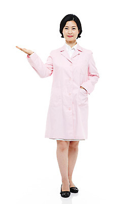 포토 JPG 스튜디오촬영 전신 직업 라이프스타일 여자 40대 중년 포즈 의학 모션 중년라이프 안내 실내 한명 서기 미소 웃음 누끼 사람 동양인 손짓 성인 라이프 치료 한국인 의사 가운 의사가운 여자만 여자한명만 중년만 중년여자만 중년여자한명만 국내포토 1 옷 표정 인종 내부 생활 의료진 성인만 파일형식