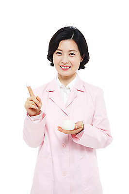 포토 JPG 스튜디오촬영 직업 라이프스타일 여자 40대 중년 포즈 의학 모션 중년라이프 실내 한명 서기 미소 웃음 누끼 사람 동양인 손짓 상반신 성인 라이프 치료 약 한국인 의사 의료용품 가운 의사가운 크림 연고 여자만 여자한명만 중년만 중년여자만 중년여자한명만 국내포토 1 옷 의료기기 표정 인종 내부 생활 의료진 성인만 파일형식