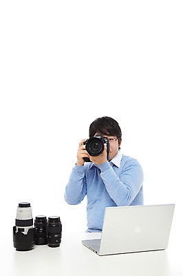 포토 JPG 스튜디오촬영 라이프스타일 남자 40대 중년 포즈 모션 중년라이프 실내 한명 미소 웃음 들기 누끼 사람 앉기 동양인 상반신 성인 취미 라이프 노트북 컴퓨터 카메라 사진촬영 한국인 카메라렌즈 DSLR 기념사진 남자만 남자한명만 중년만 중년남자만 중년남자한명만 국내포토 1 표정 인종 내부 생활 전자제품 촬영 성인만 파일형식