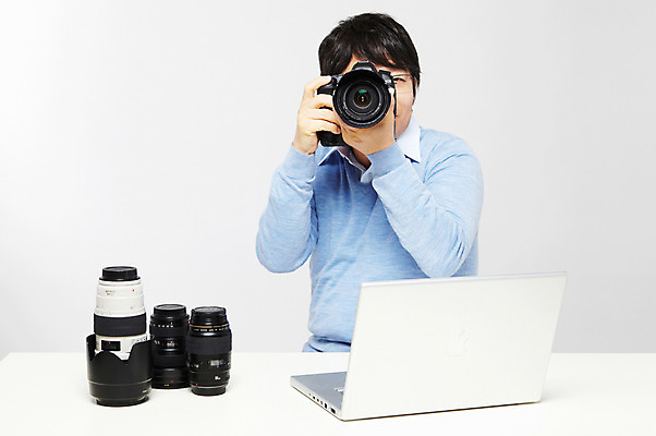 포토 JPG 스튜디오촬영 라이프스타일 남자 40대 중년 포즈 모션 중년라이프 실내 한명 미소 웃음 들기 누끼 사람 앉기 동양인 상반신 성인 취미 라이프 노트북 컴퓨터 카메라 사진촬영 한국인 카메라렌즈 DSLR 기념사진 남자만 남자한명만 중년만 중년남자만 중년남자한명만 국내포토 1 표정 인종 내부 생활 전자제품 촬영 성인만 파일형식