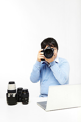 포토 JPG 스튜디오촬영 라이프스타일 남자 40대 중년 포즈 모션 중년라이프 실내 한명 미소 웃음 들기 누끼 사람 앉기 동양인 상반신 성인 취미 라이프 노트북 컴퓨터 카메라 사진촬영 한국인 카메라렌즈 DSLR 기념사진 남자만 남자한명만 중년만 중년남자만 중년남자한명만 국내포토 1 표정 인종 내부 생활 전자제품 촬영 성인만 파일형식