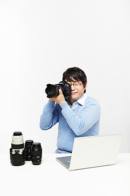 포토 JPG 스튜디오촬영 라이프스타일 남자 40대 중년 포즈 모션 중년라이프 실내 한명 미소 웃음 들기 누끼 사람 앉기 동양인 상반신 성인 취미 라이프 노트북 컴퓨터 카메라 사진촬영 한국인 카메라렌즈 DSLR 기념사진 남자만 남자한명만 중년만 중년남자만 중년남자한명만 국내포토 1 표정 인종 내부 생활 전자제품 촬영 성인만 파일형식