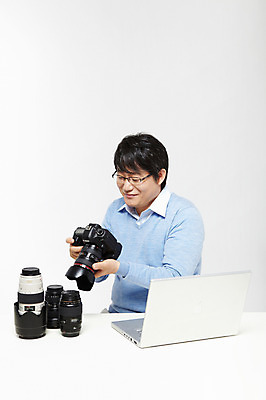 포토 JPG 스튜디오촬영 라이프스타일 남자 40대 중년 포즈 모션 중년라이프 실내 한명 미소 웃음 들기 누끼 사람 앉기 동양인 상반신 성인 취미 라이프 노트북 컴퓨터 카메라 사진촬영 한국인 카메라렌즈 DSLR 기념사진 남자만 남자한명만 중년만 중년남자만 중년남자한명만 국내포토 1 표정 인종 내부 생활 전자제품 촬영 성인만 파일형식