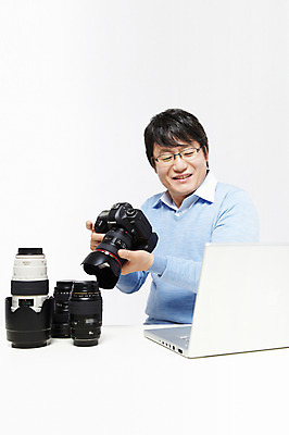 포토 JPG 스튜디오촬영 라이프스타일 남자 40대 중년 포즈 모션 중년라이프 실내 한명 미소 웃음 들기 누끼 사람 앉기 동양인 상반신 성인 취미 라이프 노트북 컴퓨터 카메라 사진촬영 한국인 카메라렌즈 DSLR 기념사진 남자만 남자한명만 중년만 중년남자만 중년남자한명만 국내포토 1 표정 인종 내부 생활 전자제품 촬영 성인만 파일형식