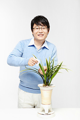 포토 JPG 스튜디오촬영 식물 라이프스타일 남자 화분 화초 40대 중년 포즈 모션 중년라이프 실내 한명 서기 미소 웃음 누끼 사람 동양인 상반신 성인 취미 라이프 한국인 원예 식물키우기 남자만 남자한명만 중년만 중년남자만 중년남자한명만 국내포토 1 표정 인종 내부 생활 성인만 파일형식