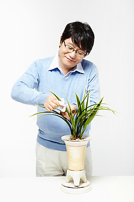 포토 JPG 스튜디오촬영 식물 라이프스타일 남자 화분 화초 40대 중년 포즈 모션 중년라이프 실내 한명 서기 미소 웃음 누끼 사람 동양인 상반신 성인 취미 라이프 한국인 원예 식물키우기 남자만 남자한명만 중년만 중년남자만 중년남자한명만 국내포토 1 표정 인종 내부 생활 성인만 파일형식