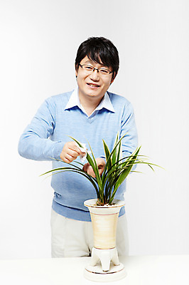 포토 JPG 스튜디오촬영 식물 라이프스타일 남자 화분 화초 40대 중년 포즈 모션 중년라이프 실내 한명 서기 미소 웃음 누끼 사람 동양인 상반신 성인 취미 라이프 한국인 원예 식물키우기 남자만 남자한명만 중년만 중년남자만 중년남자한명만 국내포토 1 표정 인종 내부 생활 성인만 파일형식