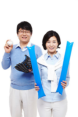 포토 JPG 스튜디오촬영 라이프스타일 부부 커플 여자 남자 행복 스포츠용품 스포츠 40대 중년 포즈 공 응원 모션 중년라이프 실내 사랑 서기 미소 웃음 들기 누끼 사람 동양인 상반신 성인 취미 두명 라이프 화목 다정 야구 한국인 응원용품 야구용품 야구글러브 야구공 중년부부 막대풍선 중년만 국내포토 감정 컨셉 관계 표정 인종 내부 생활 구기 글러브 오브젝트 풍선 성인만 파일형식