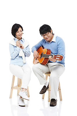 포토 JPG 스튜디오촬영 전신 라이프스타일 부부 커플 여자 남자 행복 악기 40대 중년 포즈 연주 의자 모션 중년라이프 현악기 실내 사랑 미소 웃음 누끼 사람 앉기 동양인 성인 취미 두명 라이프 화목 다정 한국인 기타 중년부부 중년만 국내포토 감정 음악 가구 컨셉 관계 표정 인종 내부 생활 성인만 파일형식