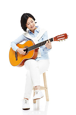 포토 JPG 스튜디오촬영 전신 라이프스타일 여자 악기 40대 중년 포즈 연주 의자 모션 중년라이프 현악기 실내 한명 서기 미소 웃음 누끼 사람 앉기 동양인 성인 취미 라이프 한국인 기타 여자만 여자한명만 중년만 중년여자만 중년여자한명만 국내포토 1 음악 가구 표정 인종 내부 생활 성인만 파일형식