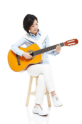 포토 JPG 스튜디오촬영 전신 라이프스타일 여자 악기 40대 중년 포즈 연주 의자 모션 중년라이프 현악기 실내 한명 미소 웃음 누끼 사람 앉기 동양인 성인 취미 라이프 한국인 기타 여자만 여자한명만 중년만 중년여자만 중년여자한명만 국내포토 1 음악 가구 표정 인종 내부 생활 성인만 파일형식