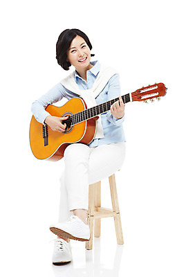 포토 JPG 스튜디오촬영 라이프스타일 여자 악기 40대 중년 포즈 연주 의자 모션 중년라이프 현악기 실내 한명 미소 웃음 누끼 사람 앉기 동양인 성인 취미 라이프 한국인 기타 여자만 여자한명만 중년만 중년여자만 중년여자한명만 국내포토 1 음악 가구 표정 인종 내부 생활 성인만 파일형식