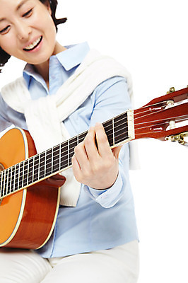 포토 JPG 스튜디오촬영 라이프스타일 여자 악기 40대 중년 포즈 연주 모션 중년라이프 현악기 실내 한명 미소 웃음 누끼 사람 앉기 동양인 상반신 성인 취미 라이프 한국인 기타 여자만 여자한명만 중년만 중년여자만 중년여자한명만 국내포토 1 음악 표정 인종 내부 생활 성인만 파일형식