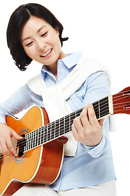 포토 JPG 스튜디오촬영 라이프스타일 여자 악기 40대 중년 포즈 연주 모션 중년라이프 현악기 실내 한명 미소 웃음 누끼 사람 앉기 동양인 상반신 성인 취미 라이프 한국인 기타 여자만 여자한명만 중년만 중년여자만 중년여자한명만 국내포토 1 음악 표정 인종 내부 생활 성인만 파일형식