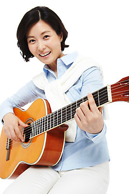 포토 JPG 스튜디오촬영 라이프스타일 여자 악기 40대 중년 포즈 연주 모션 중년라이프 현악기 실내 한명 미소 웃음 누끼 사람 앉기 동양인 상반신 성인 취미 라이프 한국인 기타 여자만 여자한명만 중년만 중년여자만 중년여자한명만 국내포토 1 음악 표정 인종 내부 생활 성인만 파일형식