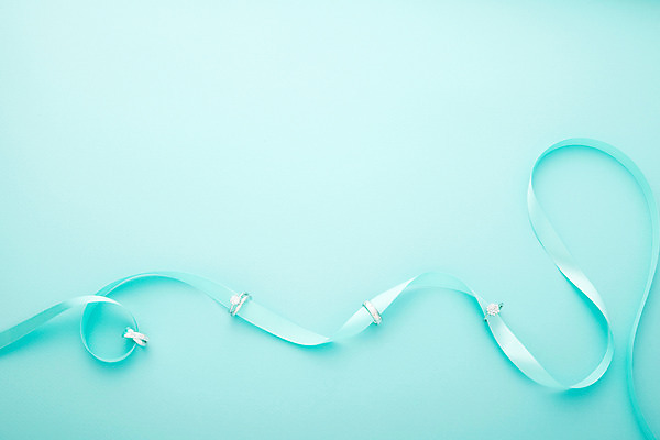 포토 JPG 스튜디오촬영 리본 줄 하늘색 백그라운드 실내 사람없음 장식 반지 끈 보석 오브젝트 리본백그라운드 국내포토 장신구 내부 파란색 광석 파일형식