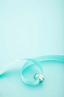 포토 JPG 스튜디오촬영 리본 줄 하늘색 백그라운드 실내 사람없음 장식 반지 끈 보석 오브젝트 리본백그라운드 국내포토 장신구 내부 파란색 광석 파일형식