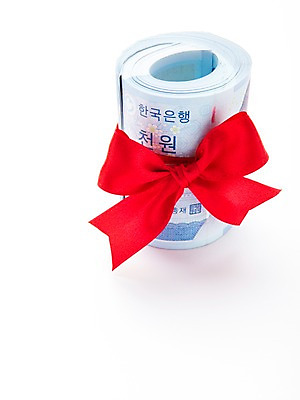 포토 JPG 스튜디오촬영 리본 백그라운드 지폐 돈 포장 실내 선물 사람없음 오브젝트 리본백그라운드 천원 국내포토 내부 재산 파일형식