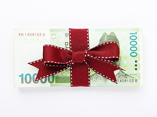 포토 JPG 스튜디오촬영 리본 백그라운드 지폐 돈 포장 실내 선물 사람없음 만원 오브젝트 리본백그라운드 국내포토 내부 재산 파일형식