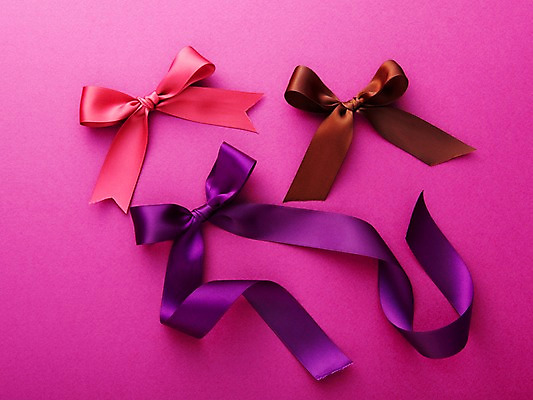 포토 JPG 스튜디오촬영 리본 줄 분홍색 백그라운드 실내 사람없음 장식 빨간색 보라색 끈 오브젝트 매듭 리본백그라운드 국내포토 컬러 내부 파일형식